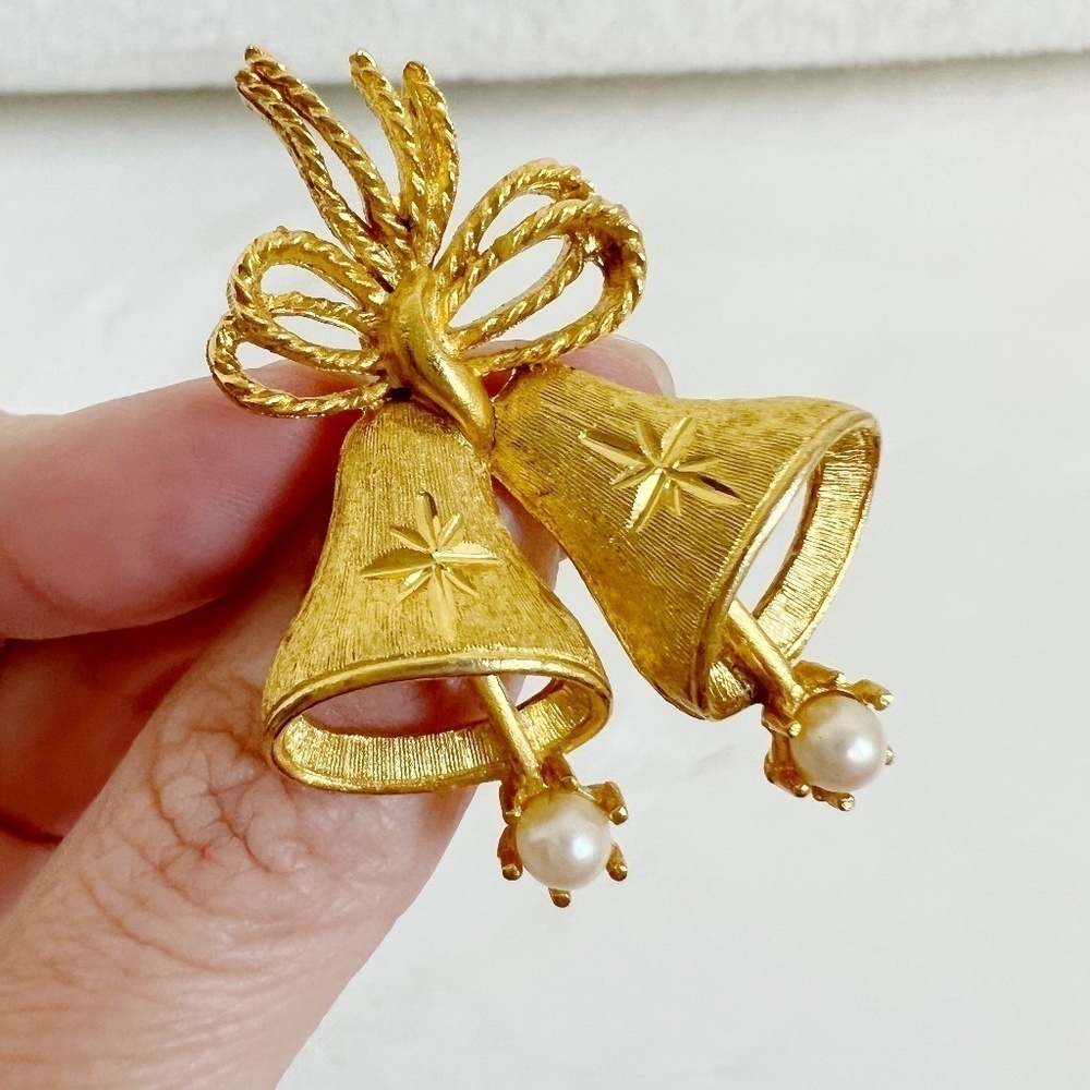 Vintage Mamselle Women Gold Christmas Bells with Pearl Pin Holiday Brooch - Picture 2 of 9